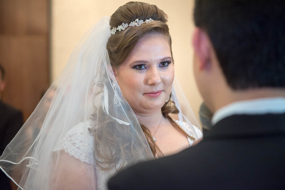 Olhar apaixonado da noiva para o noivo.