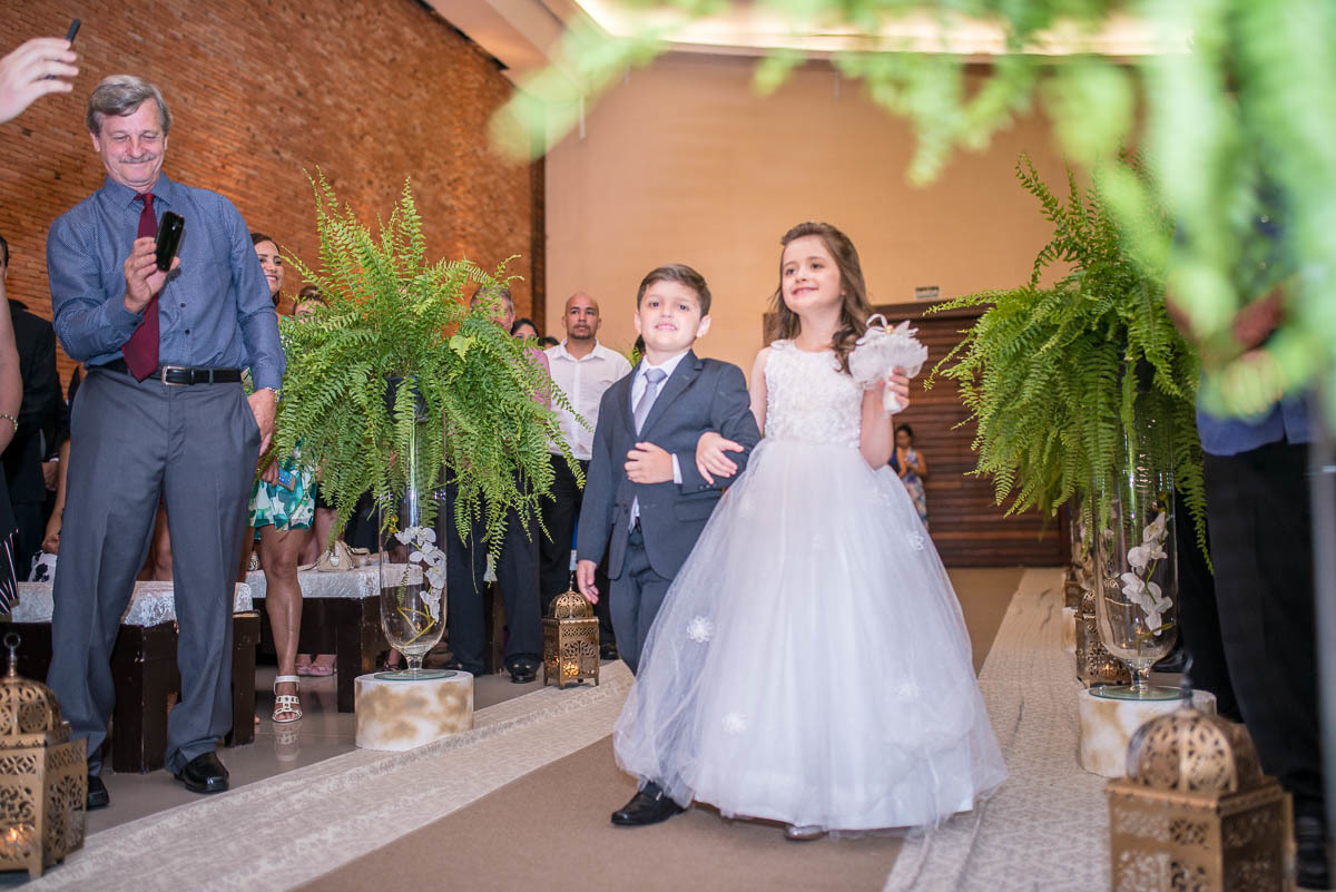 As alianças vem com o casalzinho lindo.