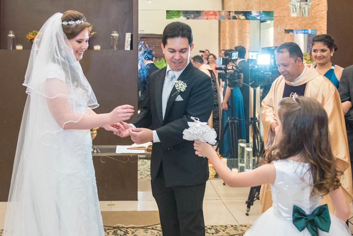 entrega das alianças para os noivos no altar.