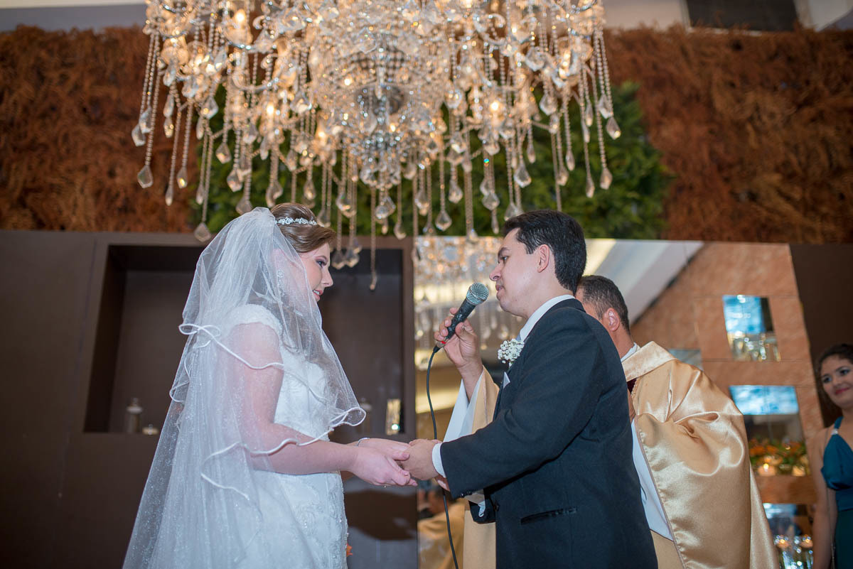 Noivo diz sim para noiva no altar.