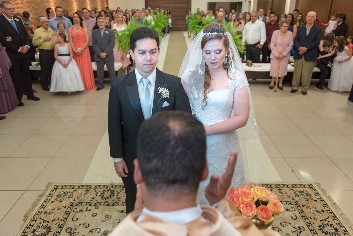 Padre abençoando os noivos.