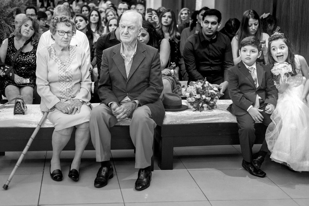 Avós dos noivos assistindo o casamento dos netos.
