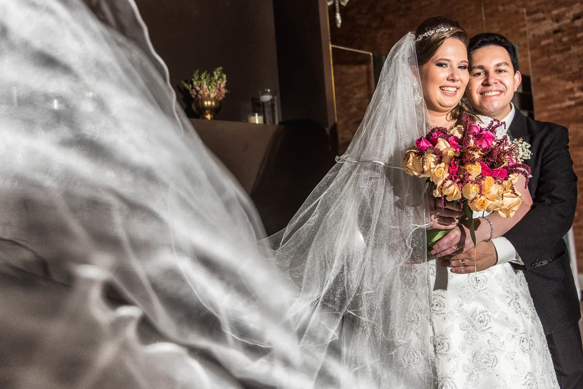Foto maravilhosa dos noivos em seu casamento.