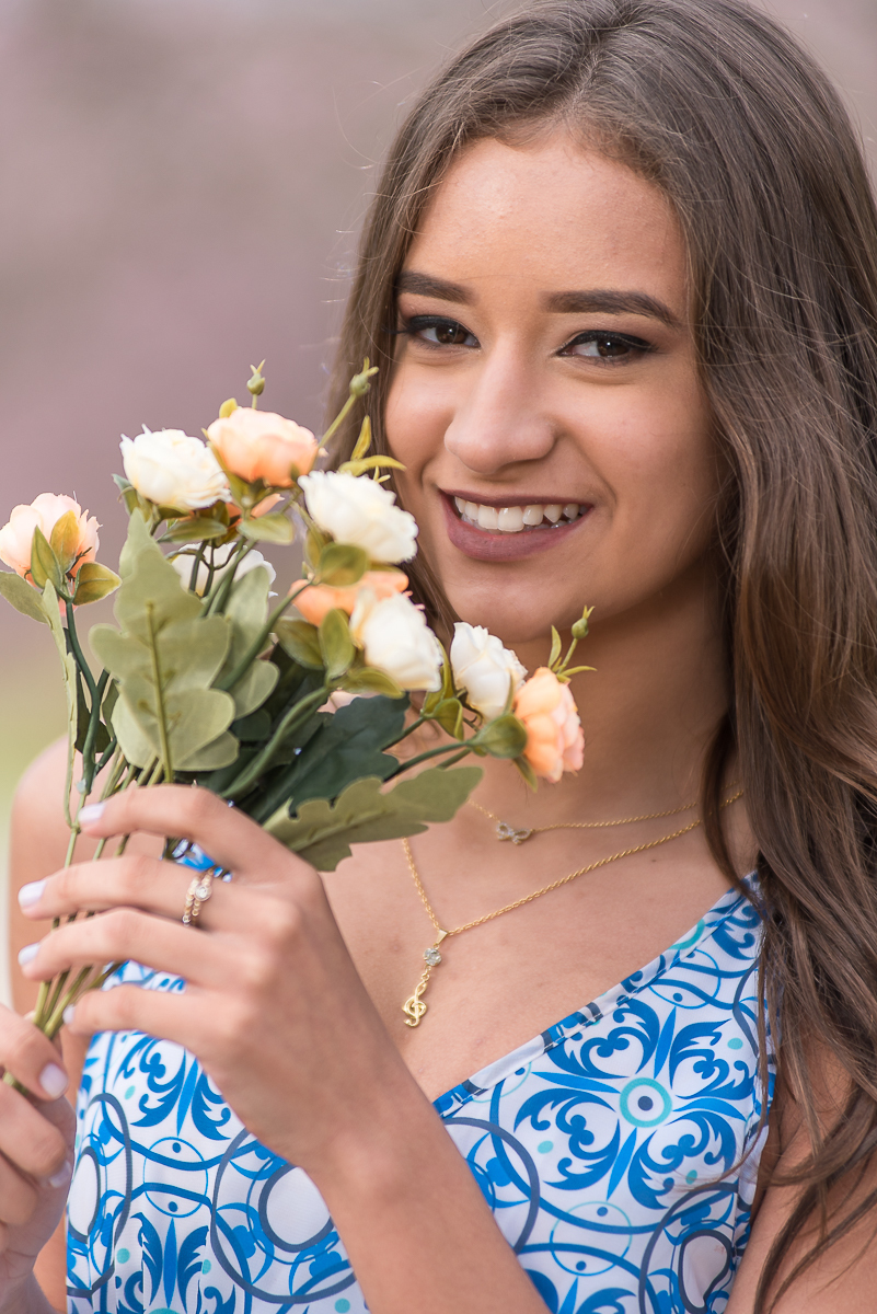 Debutante com as flores no ensaio fotográfico em Campos do Jordão em São Paulo.