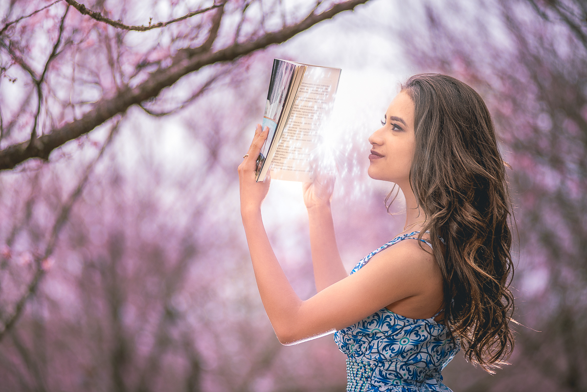 Debutante lendo seu livro em um clima de fantasia na cidade de campos do jordão em são paulo