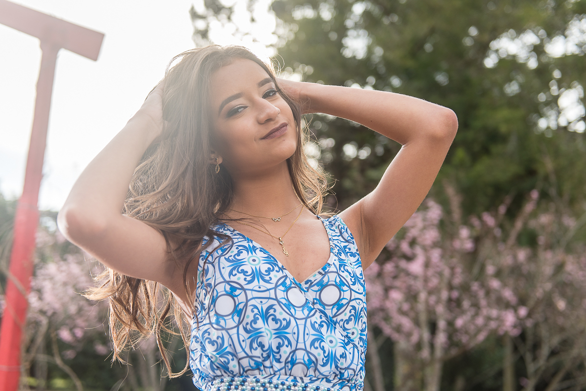 ensaio de debutante campos do jordão, parque das cerejeiras modelo ao sol