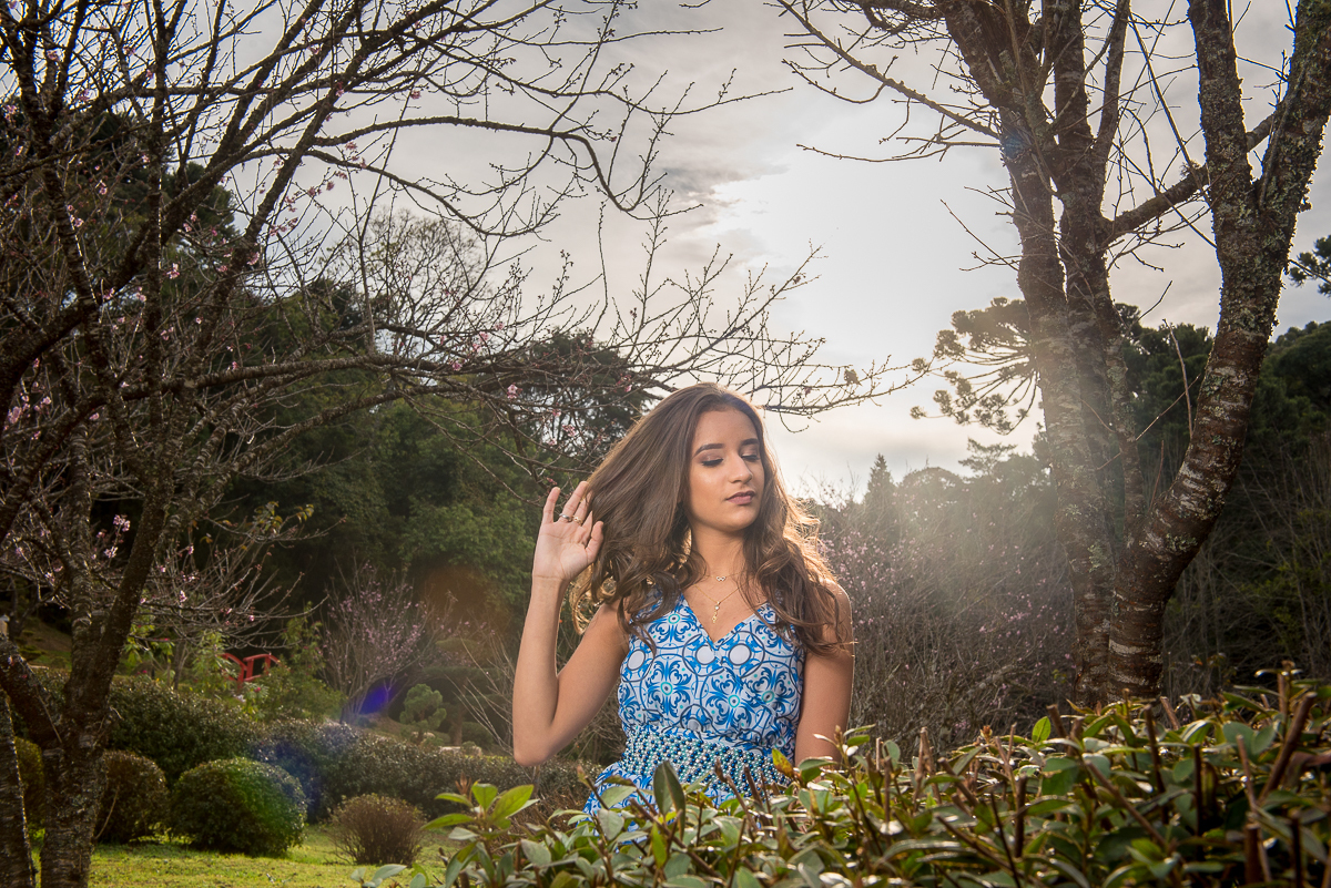 Quinze anos merece um ensaio em campos do jordão, debutante no meio da paisagem maravilhosa do jardim das cerejeiras.