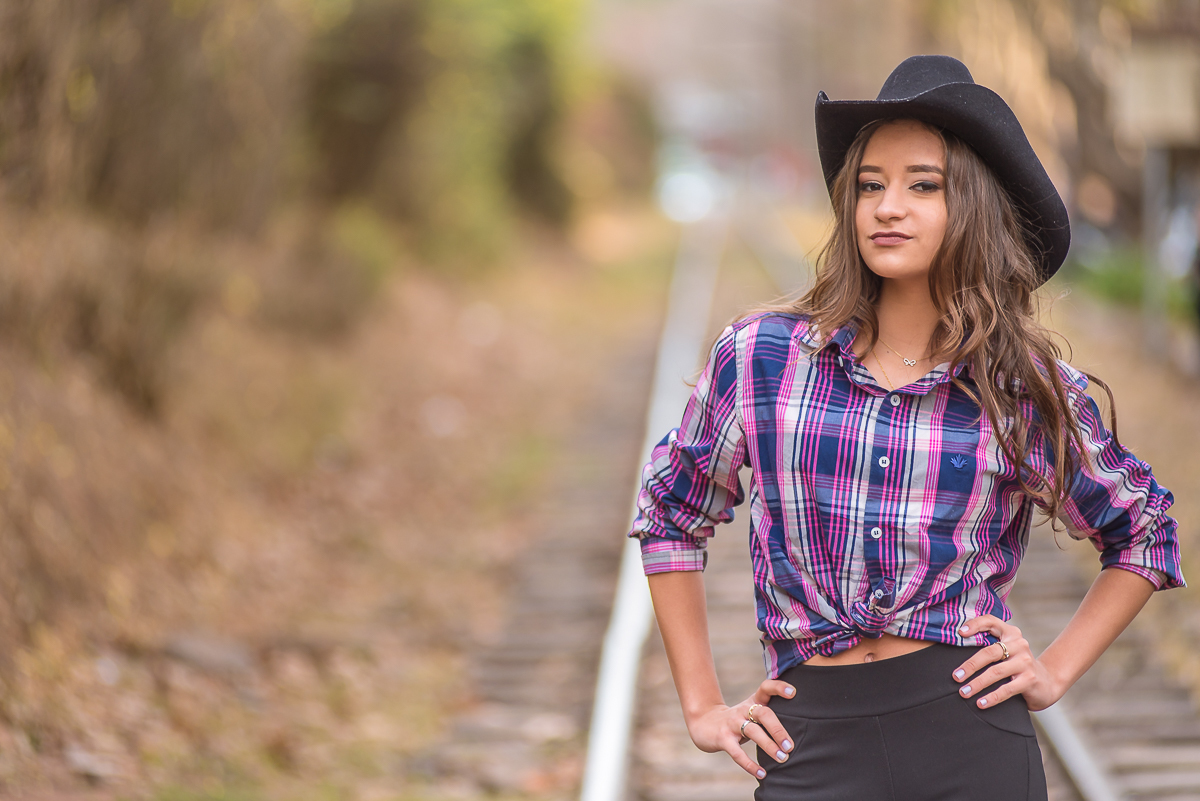 debutante em estilo country pousando no ensaio fotográfico em campos do Jordão