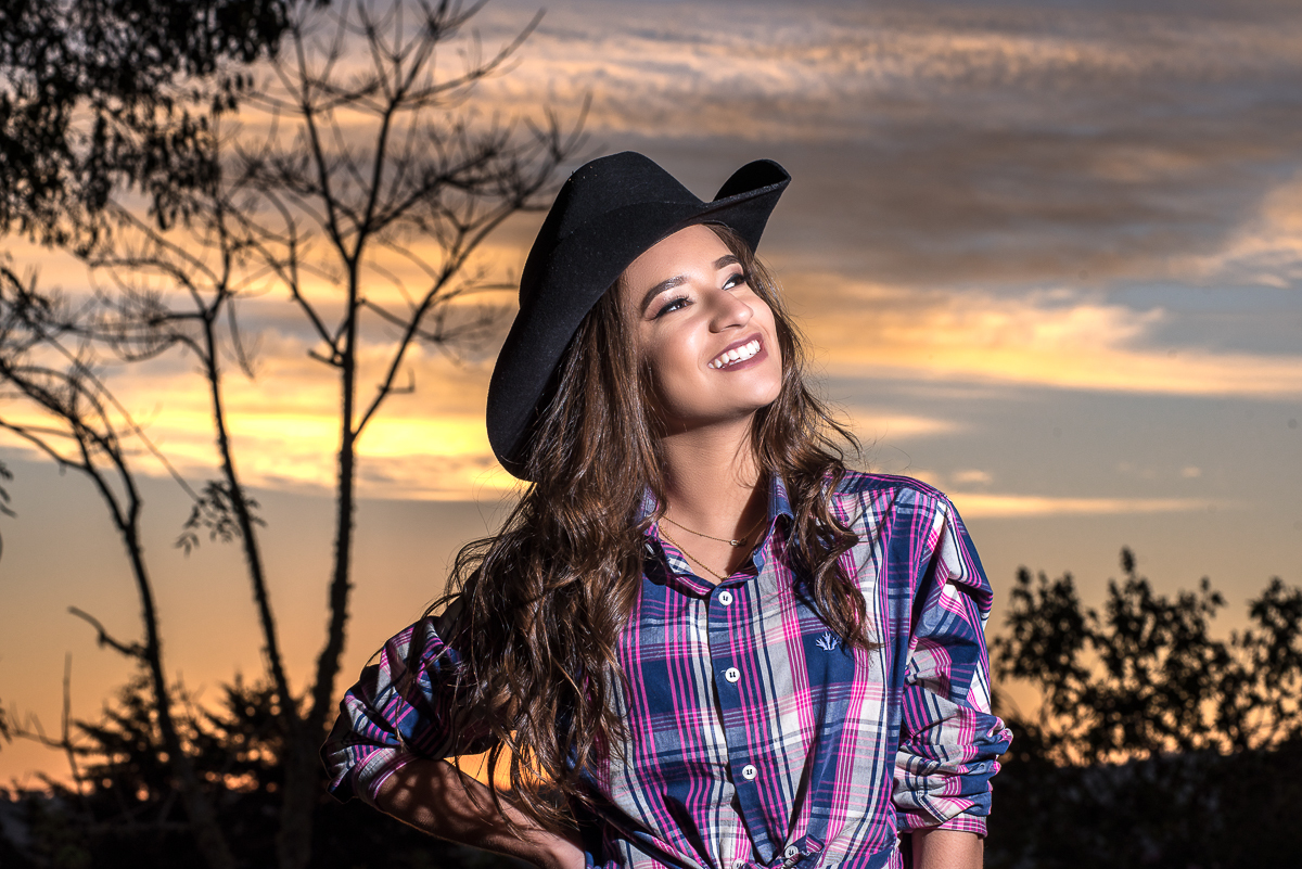 debutante sorrindo muito em ensaio