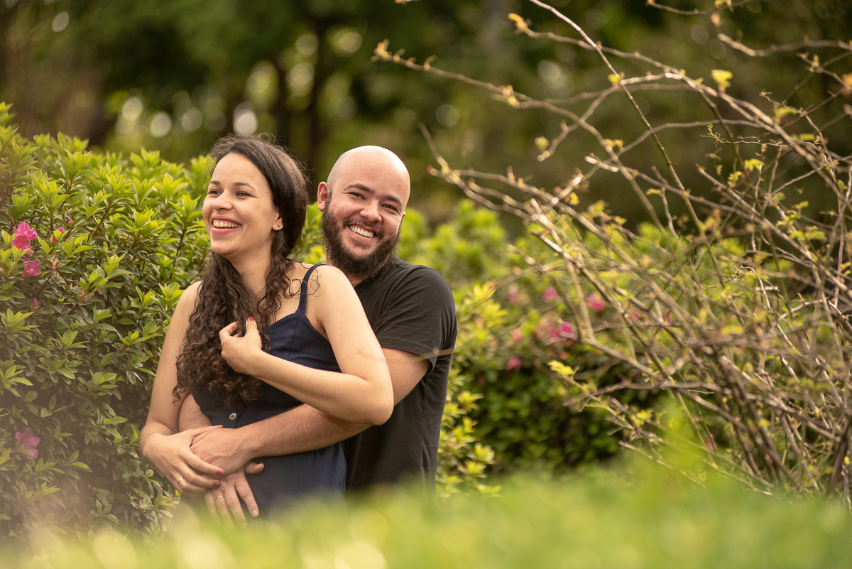Casal em momento de alegria em seu ensaio de pré casamento nos jardins do Museu Do Ipiranga SP