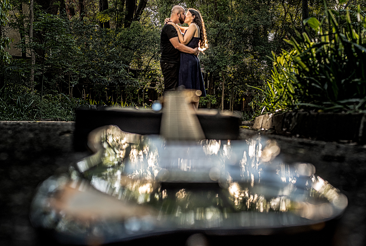 Guitarra aponta o amor do casal no Parque da Independência em São Paulo