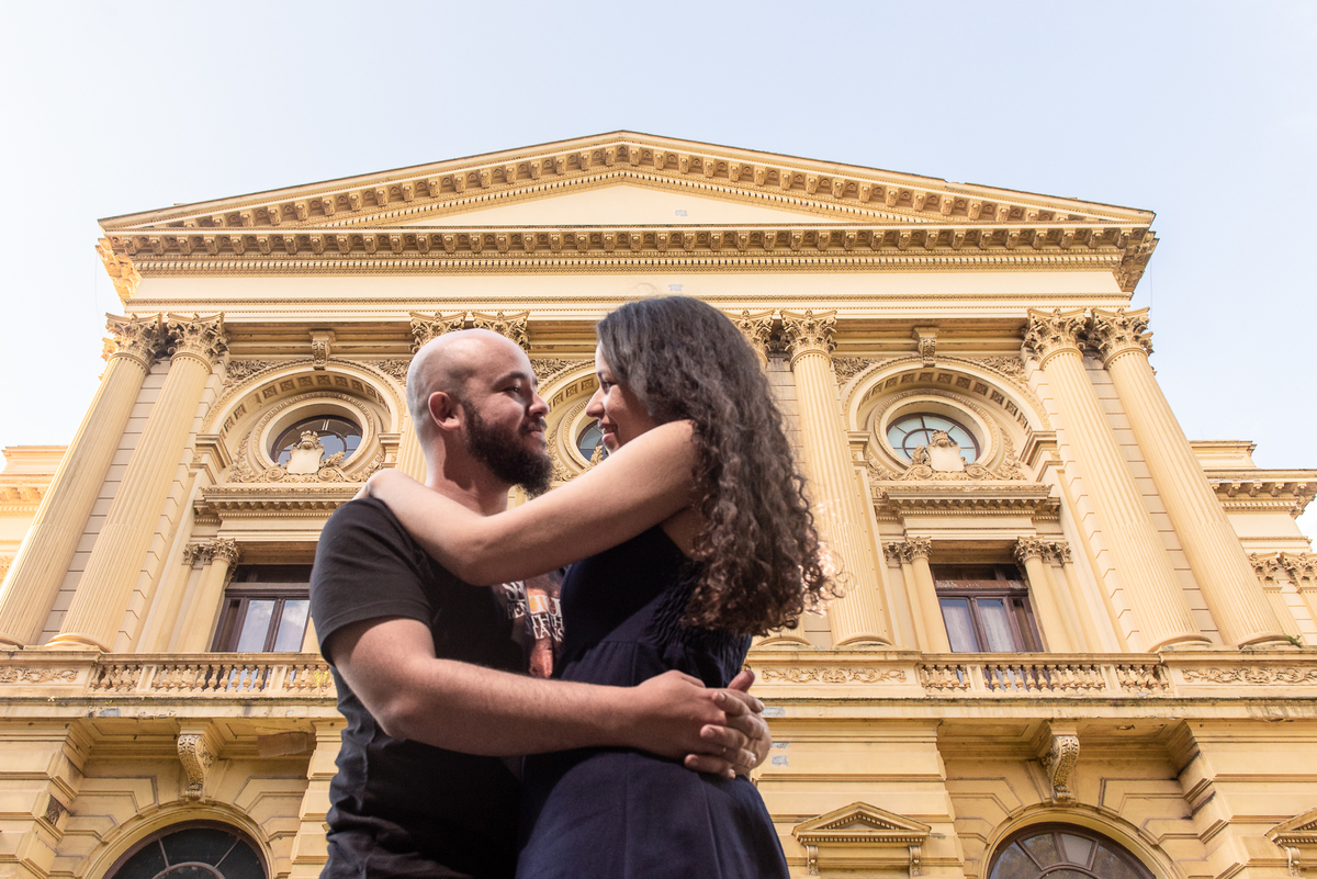Casal abraçado em frente o palácio do Museu Do Ipiranga SP 