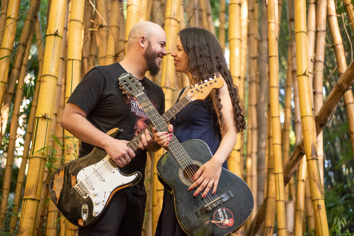 Ensaio de casal é assim, junta-se o casal o que eles gostam as guitarras e o local escolhido que foi o Museu do Ipiranga SP