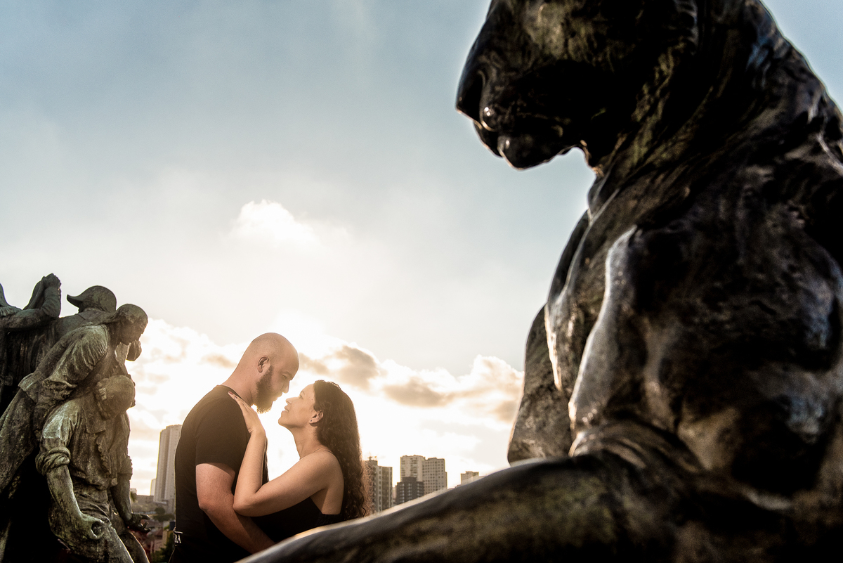 Casal envolvido pelas estatuas do Museu do Ipiranga SP, fim de tarde e uma fotografia sensacional do casal