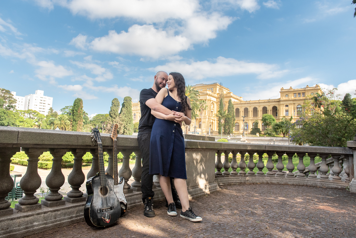 Museu ao fundo da fotografia de casal e assim fica uma foto feita pelo fotógrafo Alberto Martinez no Museu do Ipiranga SP