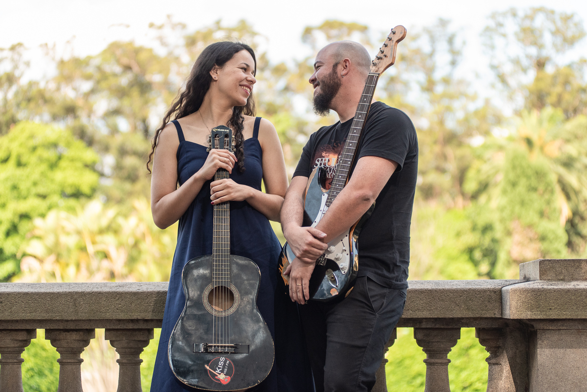 Casal se olhando segurando guitarra e violão no Museu do Ipiranga
