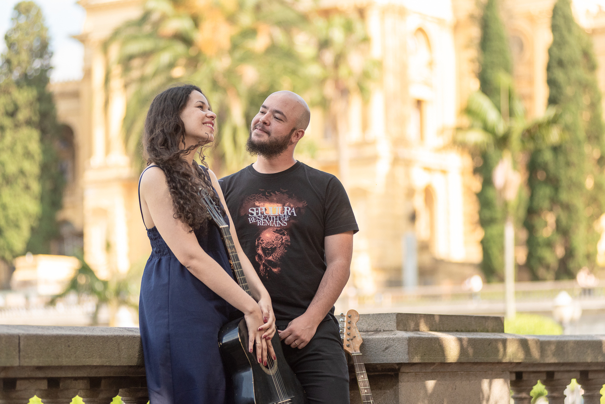 Olhar apaixonado para seu amor no Museu do Ipiranga em São Paulo na Sessão de fotos pré wedding