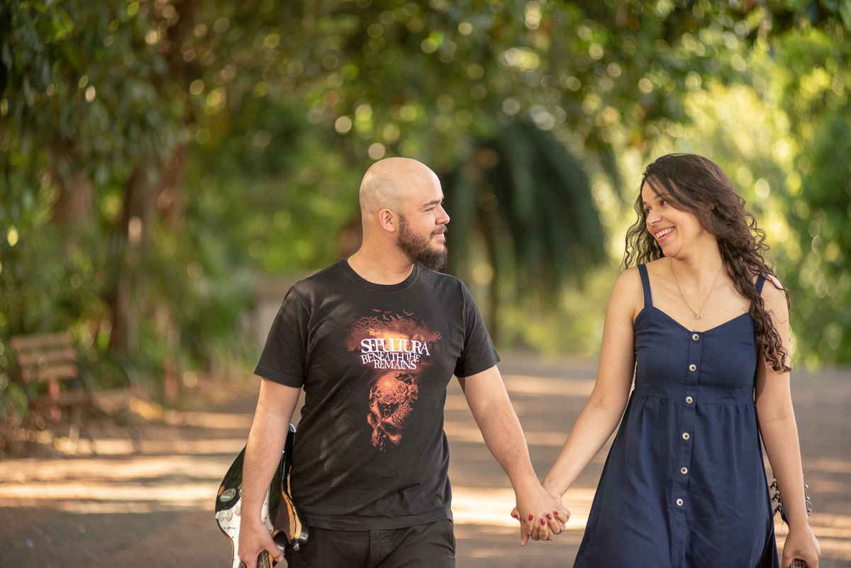 Caminhando e se olhando no coração de São Paulo, Museu do Ipiranga para fotos lindas feitas em ensaio de casal.