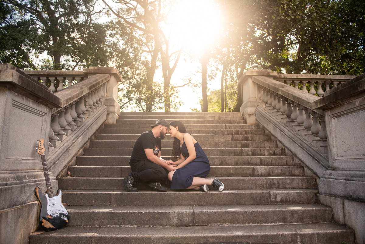 Nas escadarias do Museu do Ipiranga para foto maravilhosa em ensaio de casal feito pelo fotógrafo de Cotia Alberto Martinez