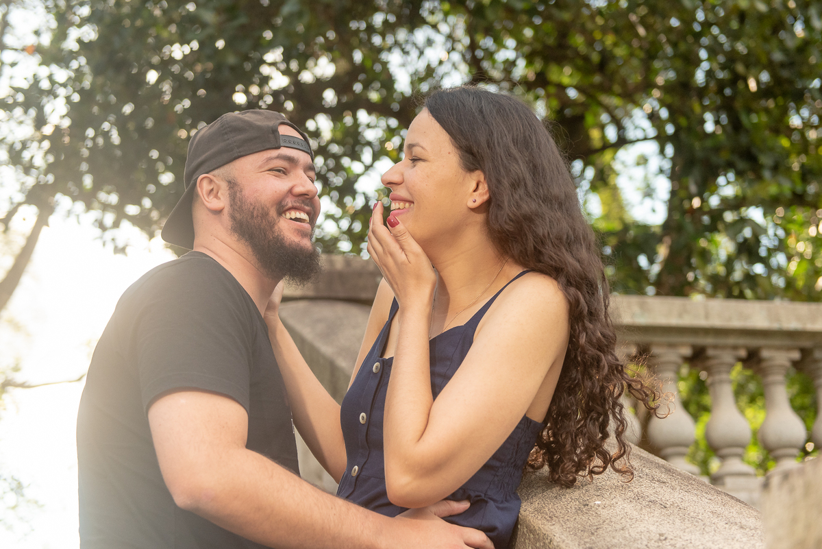 Momento de descontração registrada em ensaio pré casamento pelo fotógrafo de Cotia Alberto Martinez