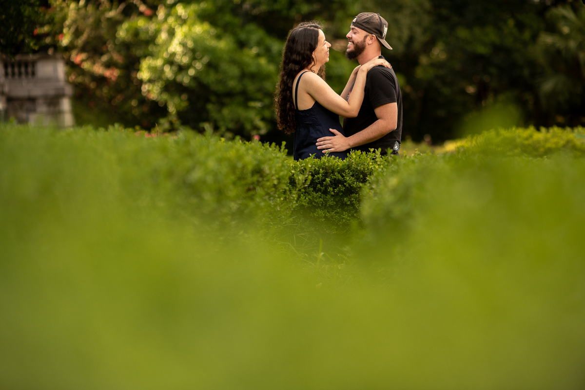 Envolvidos pelo jardim do Museu do Ipiranga SP na sessão do ensaio de casal de Alberto Martinez fotógrafo de Cotia SP
