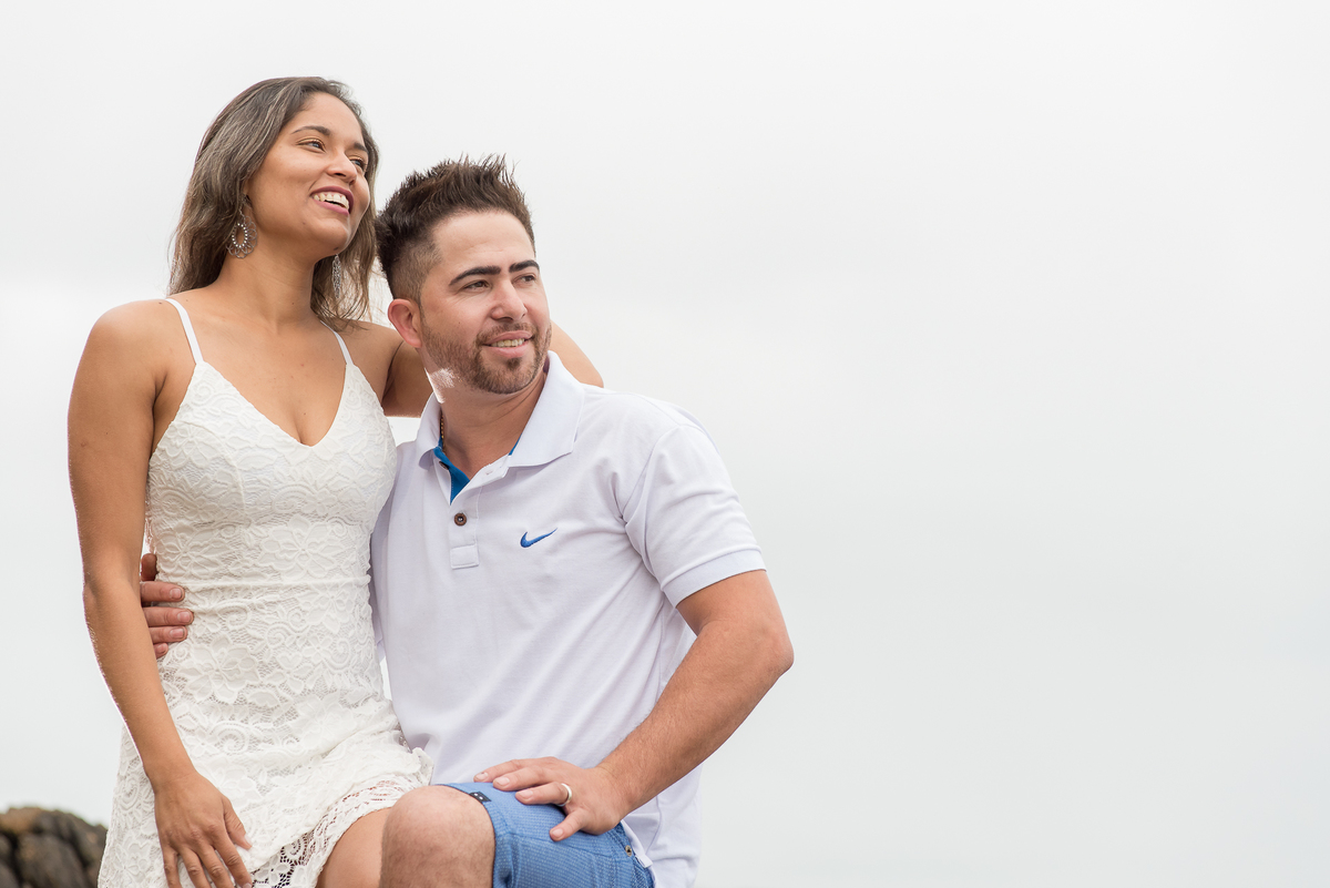 Casal agarradinho curtindo a vista na praia de Iporanga