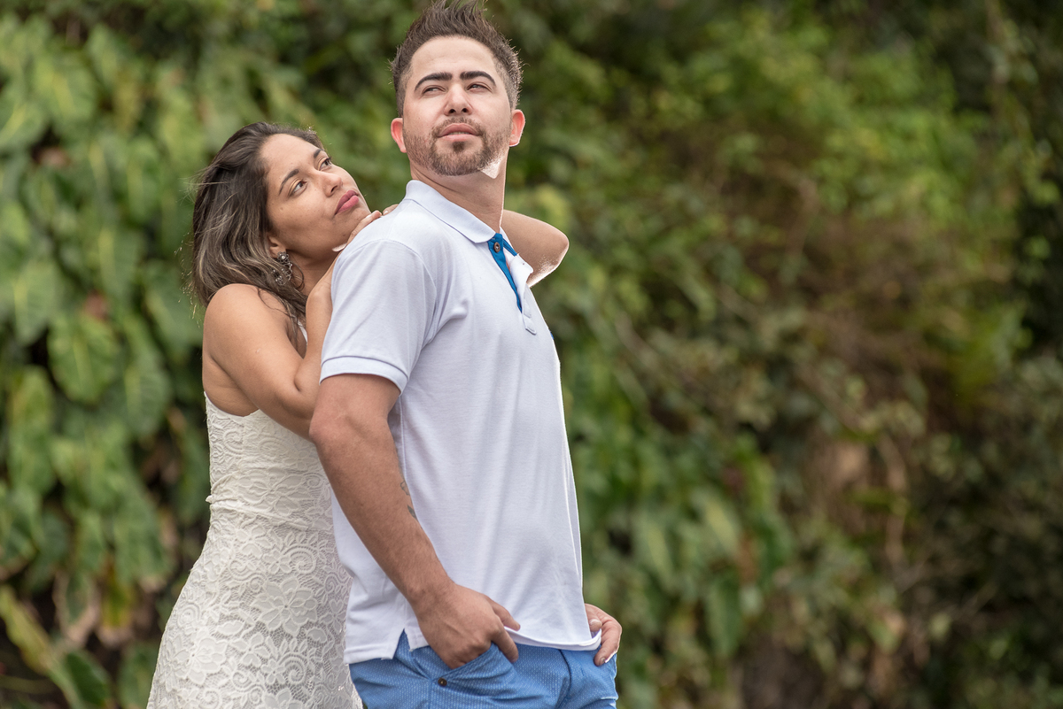 Noiva olha para noivo no ensaio de casal na praia, fotografia tirada pelo fotógrafo Alberto Martinez