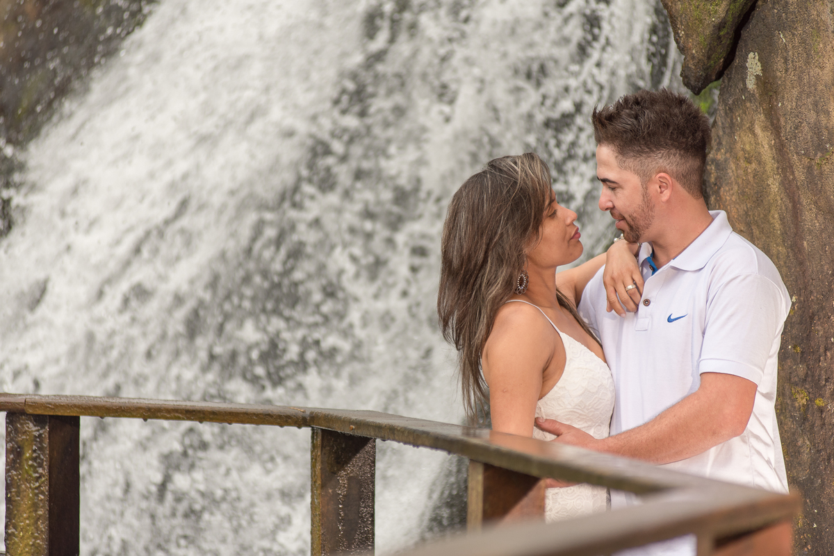 Casal e cachoeira em uma mesma composição fotográfica no ensaio pre wedding na praia de Iporanga Guarujá