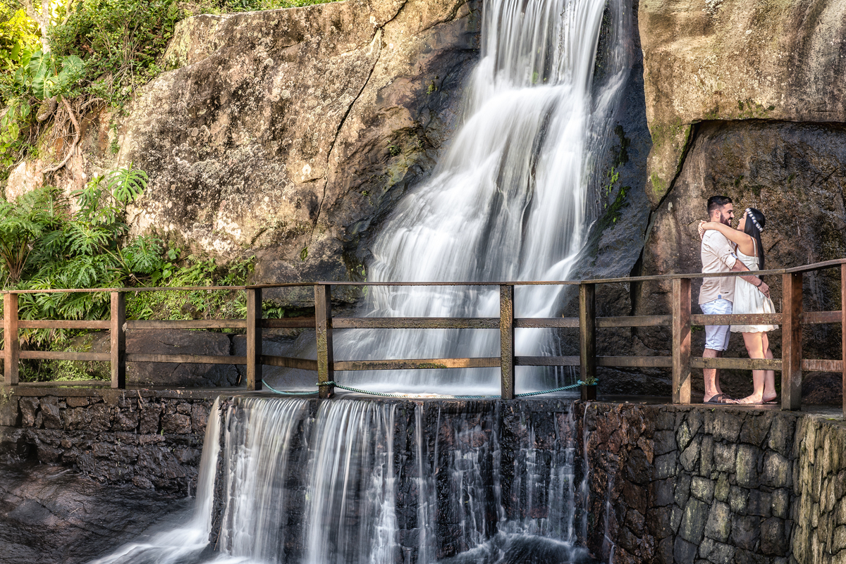 Cacheira ao fundo e casal pousando para ensaio lindo na praia de Iporanga SP.
