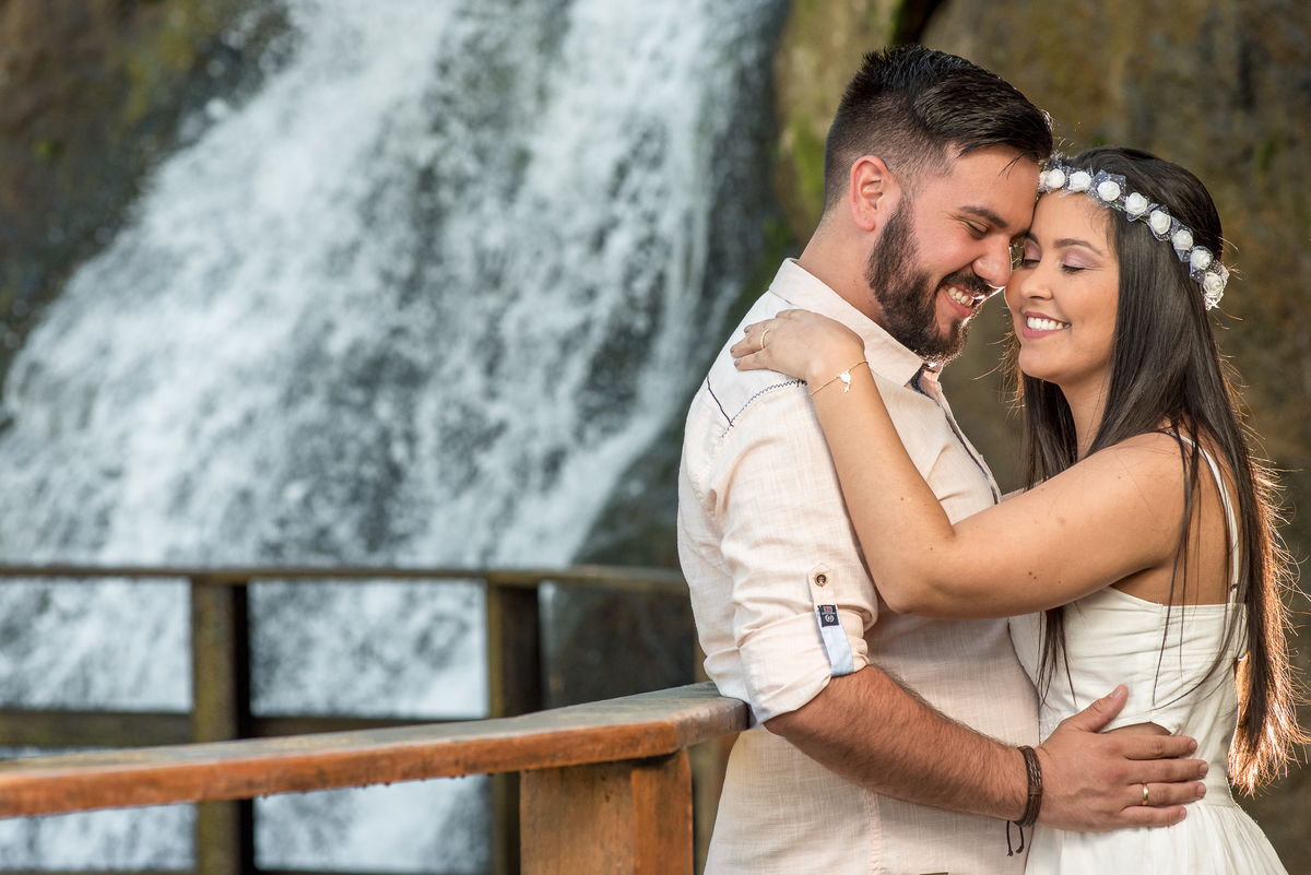 Casal em momento especial em Iporanga SP no deck da cachoeira SP, ensaio de casal.