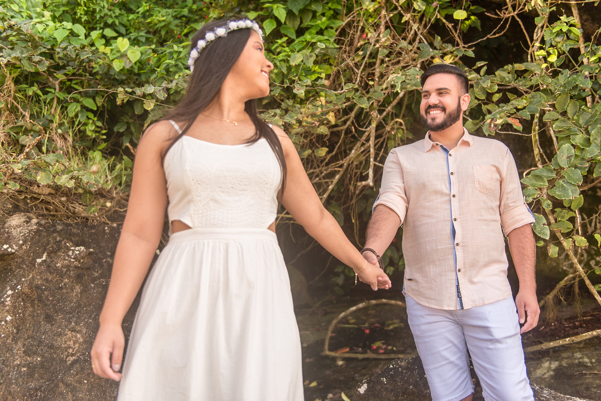 Casal de mãos dadas em ensaio fotográfico. Praia de Iporanga SP.