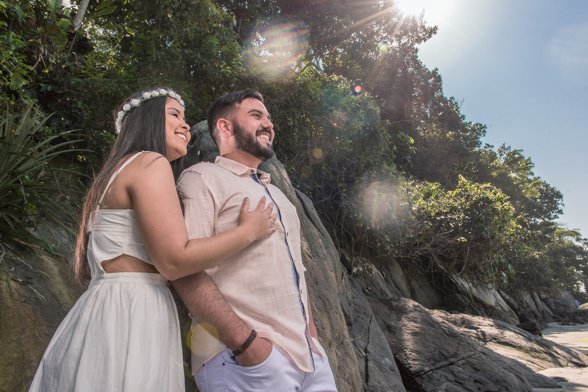 Amor de namorados registrado na praia com um ensaio pre wedding.