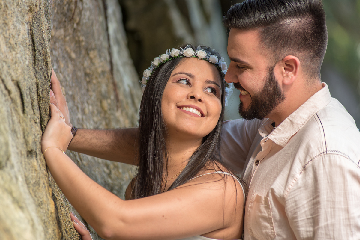 Noiva olha encantada para noivo em ensaio pre wedding meses antes do casamento na praia de Iporanga SP