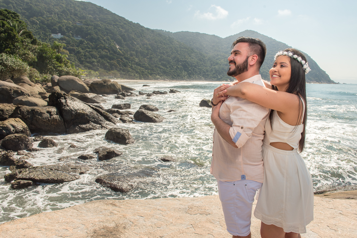 Casal com um cenário de cinema na praia de Iporanga SP.