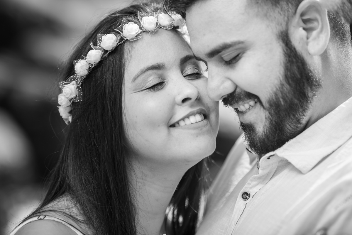 Muito amor nessa foto, carinho e namoro em ensaio de fotografias feito pelo fotógrafo de casamentos.