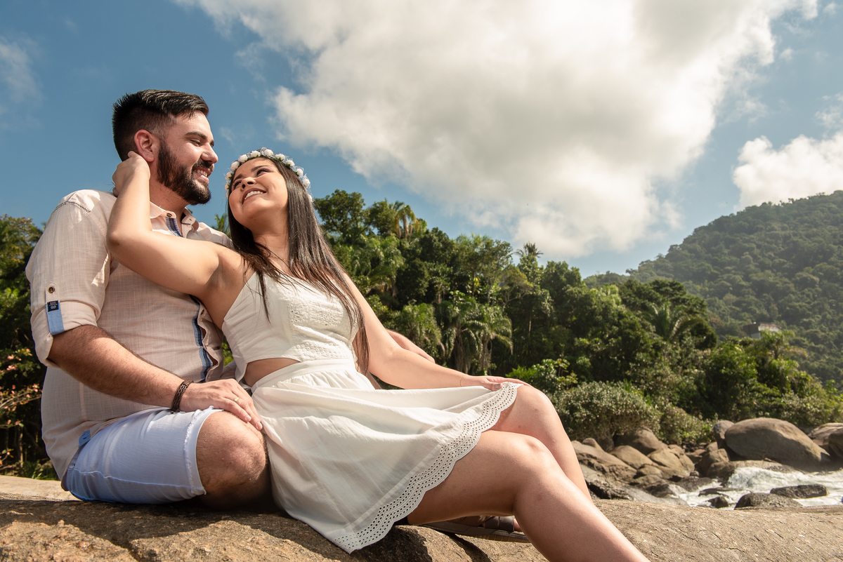 Cenário incrível para fotografia com um dia muito bonito na praia, sessão fotográfica antes do casamento faz casal se sentir lindos.