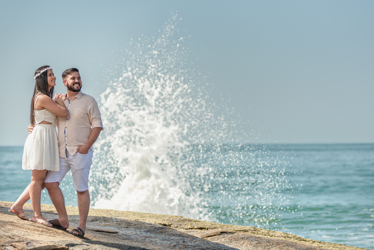 Ao bater da onda na pedra faz um efeito de jato de água do mar e a fotografia captada no exato momento deixa tudo lindo.