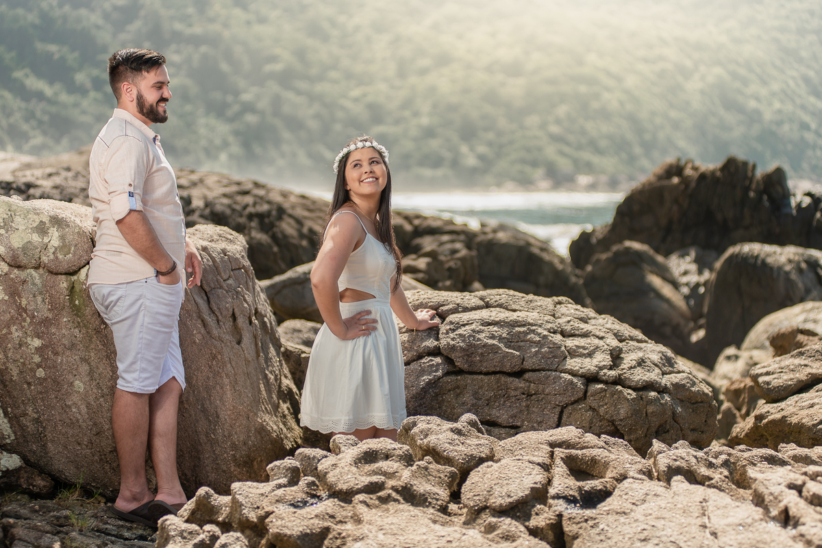 Entre as pedras da praia de Iporanga o casal se olha e pousa para o fotógrafo de casamentos Alberto Martinez