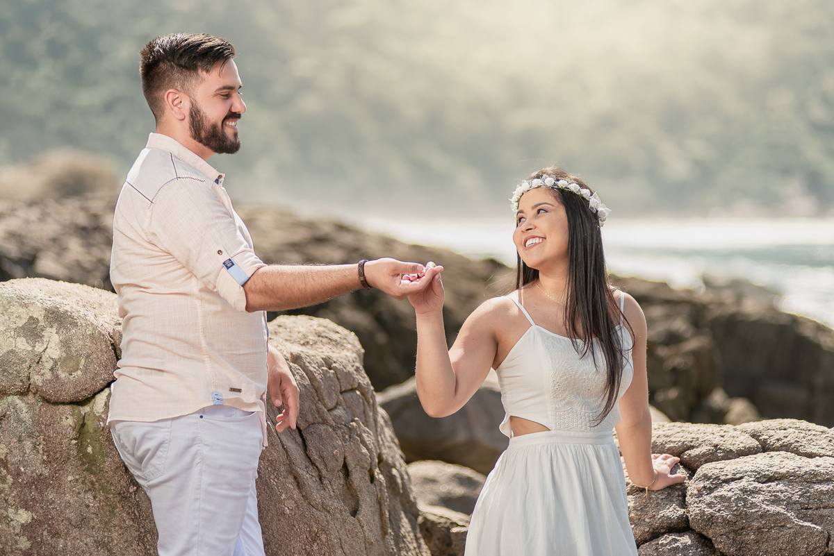 Casal da as mãos e se olham apaixonados um para o outro