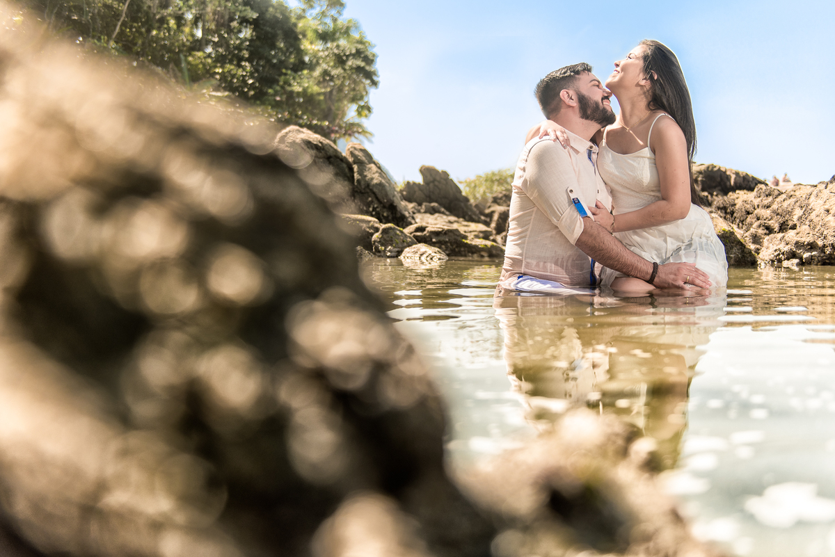Composição de fotografia antes de casamento em uma piscina natural com pedras ao redor faz desta foto algo extraordinário