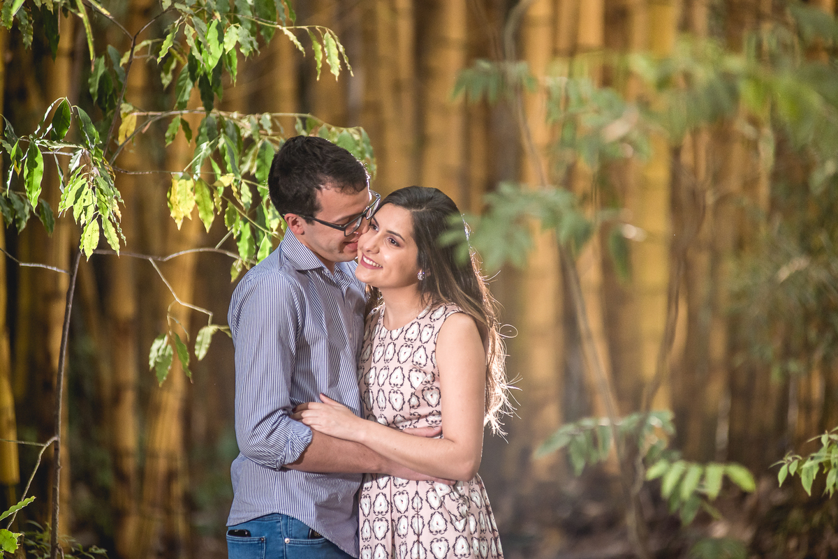 Sempre procurando fazer a melhor fotografia de um casa o fotógrafo Alberto Martinez faz com que o casal relaxe e se divirta para o ensaio de pré casamento fique lindo e espontâneo. 