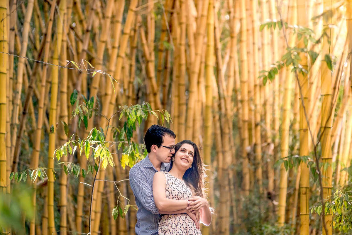Uma sessão de fotografia pré wedding serve para deixar o casal mais animado antes do casamento que se aproxima, então no ensaio o fotógrafo explora as melhores poses para realizar as melhores fotos de pré casamento.