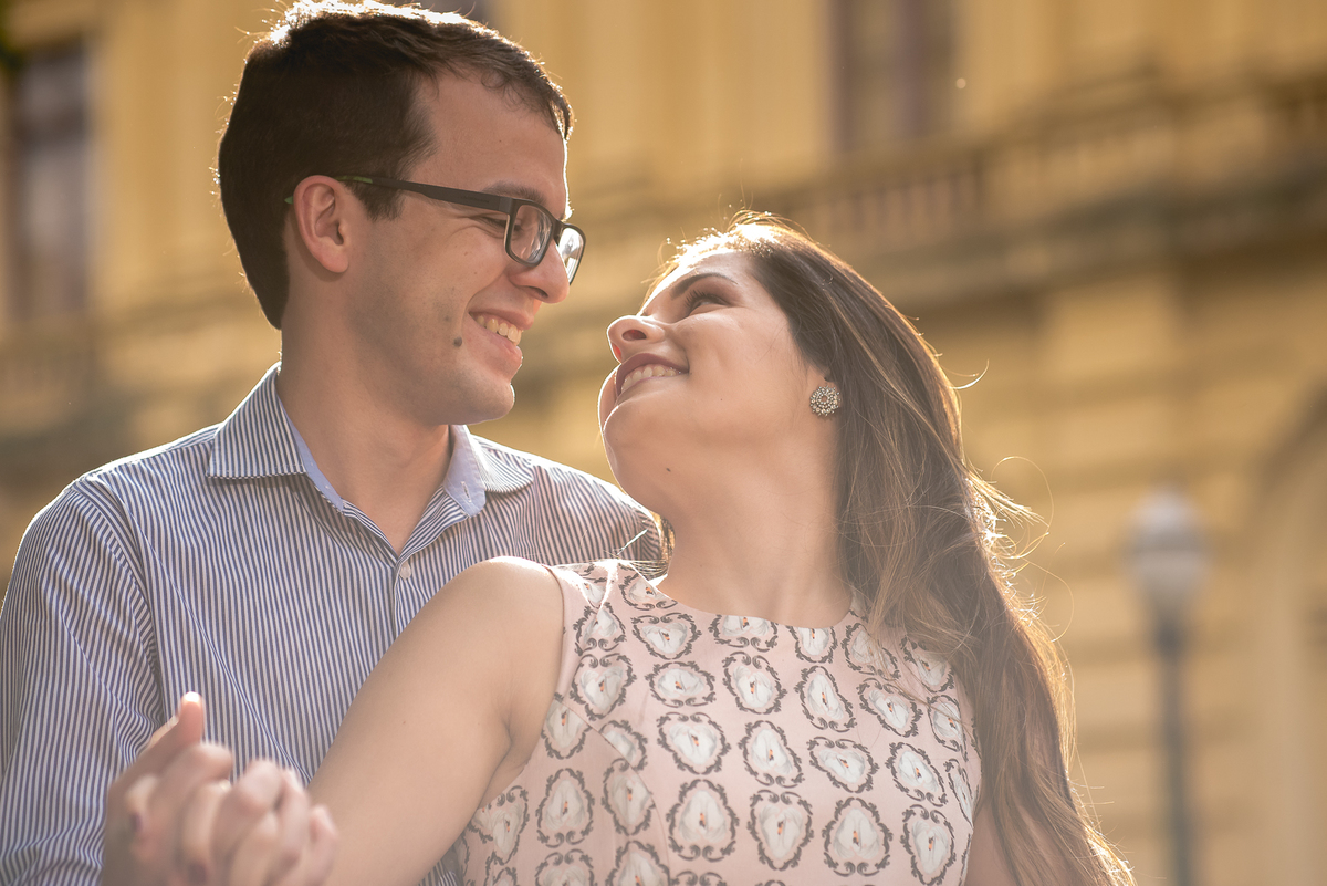 Casal expressa amor em fotografia realizada pelo fotógrafo Alberto Martinez.