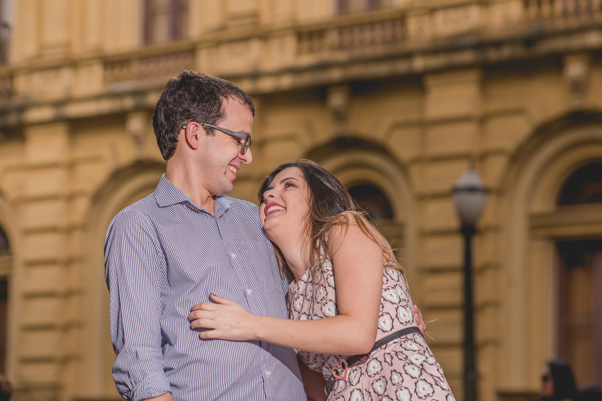 Carinho, paixão e amor na sessão fotográfica de ensaio pré casamento no Museu do Ipiranga em São Palulo.