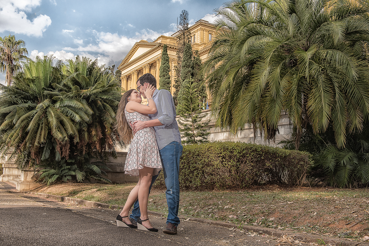 Linda fotografia de ensaio pré casamento do casal Vanessa e Paulo no Museu do Ipiranga.