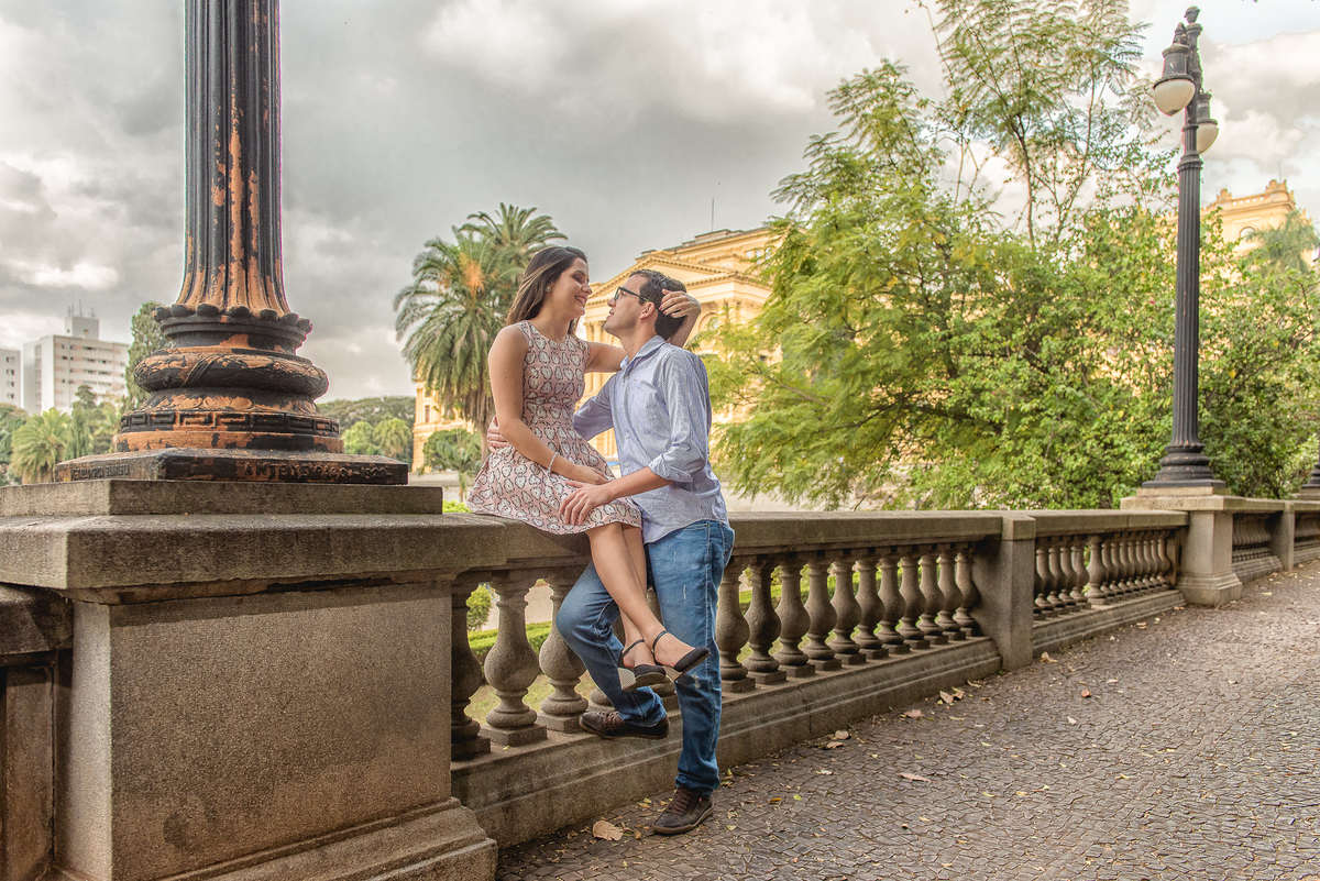 Namoro registrado no Museu do Ipiranga em São Paulo pelo fotógrafo Alberto Martinez em ensaio pré wedding.