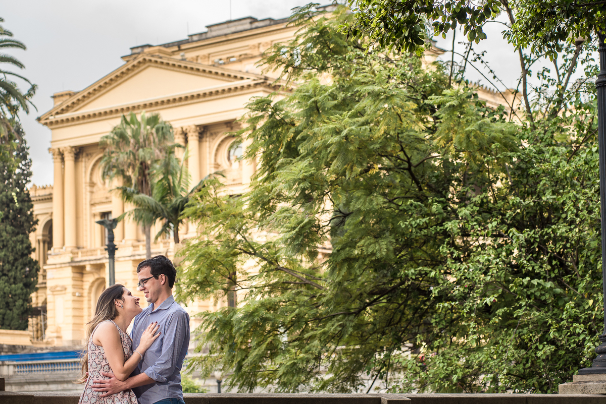 Detalhes do ensaio pré wedding com fundo o museu do ipiranga em são paulo brasil.