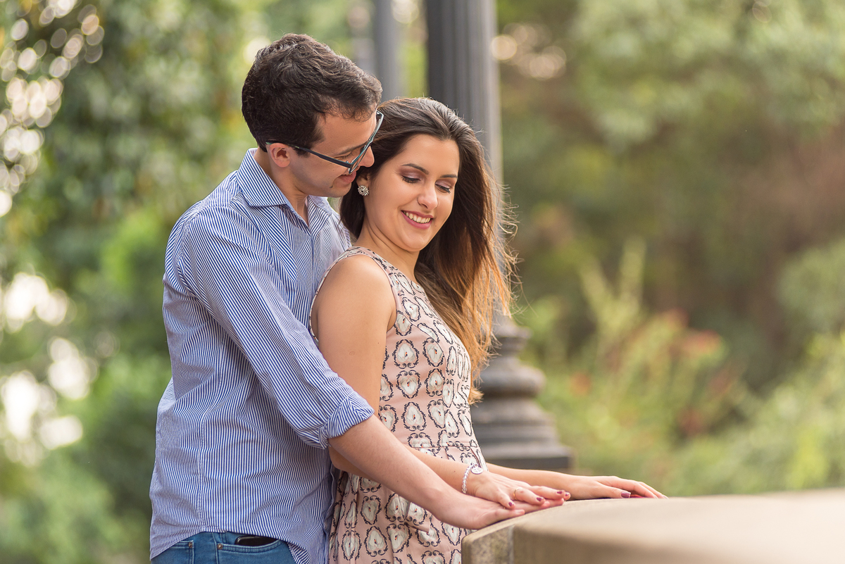 Fotografia de pré wedding feitas no museu do ipiranga se refletem em amor e o fotógrafo percebe isso e faz linda fotos.