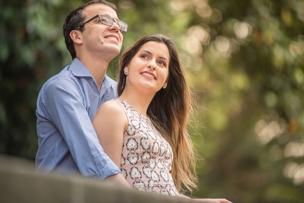 Fotografia é assim registra o amor do casal em ensaio que traz alegria na sessão de fotos pré wedding.