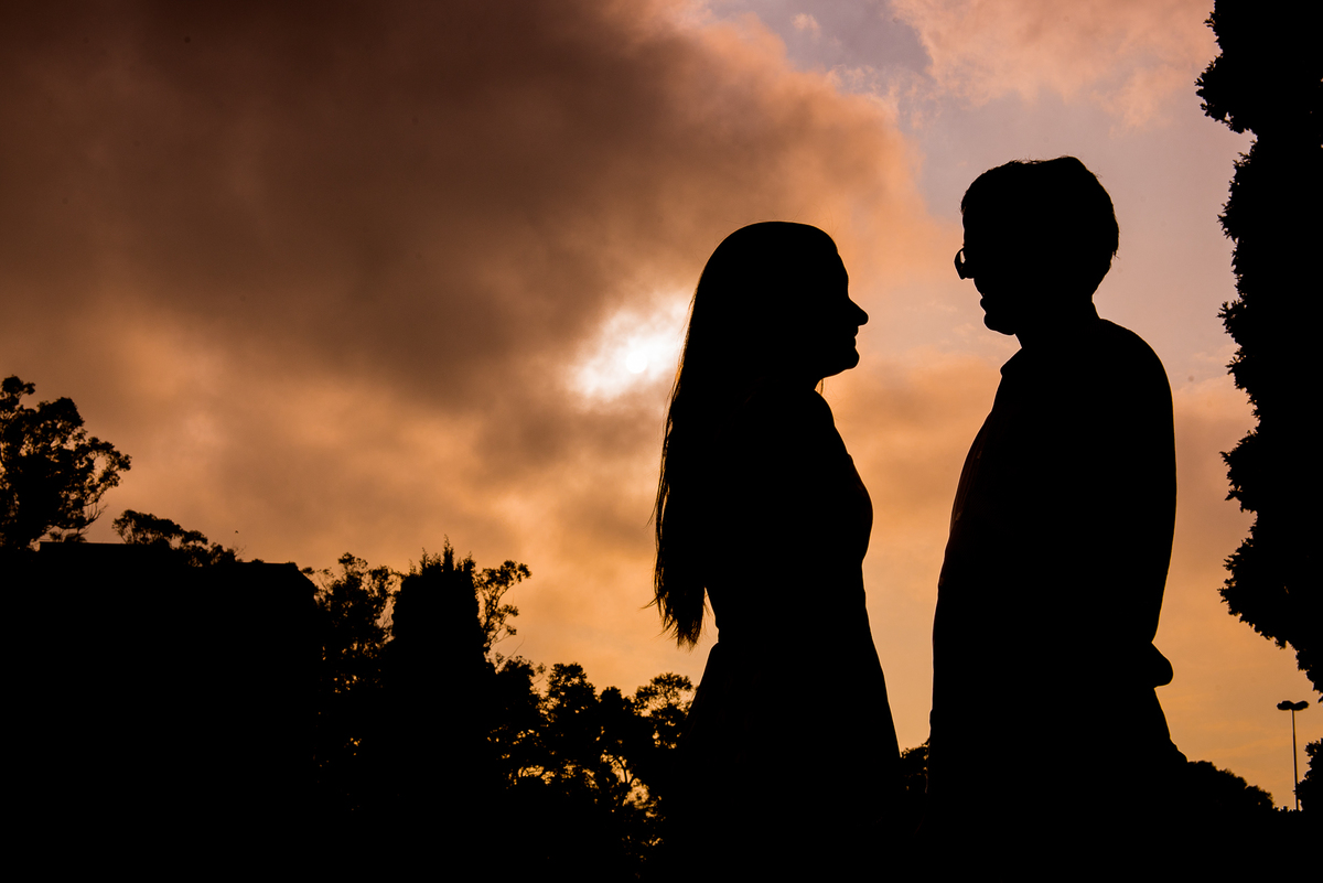 Silhueta do casal em fotografia de pré casamento feito por fotógrafo Alberto Martinez no Museu do Ipiranga.